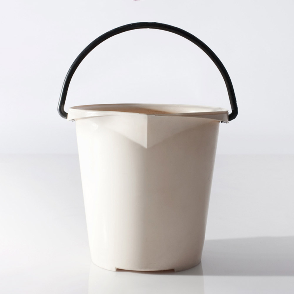 Secchio conico graduato con becco