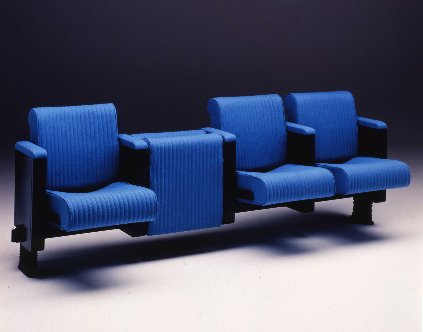 Sistema di sedute per sale conferenze “Mura” Sistema di sedute per sale conferenze “Mura”