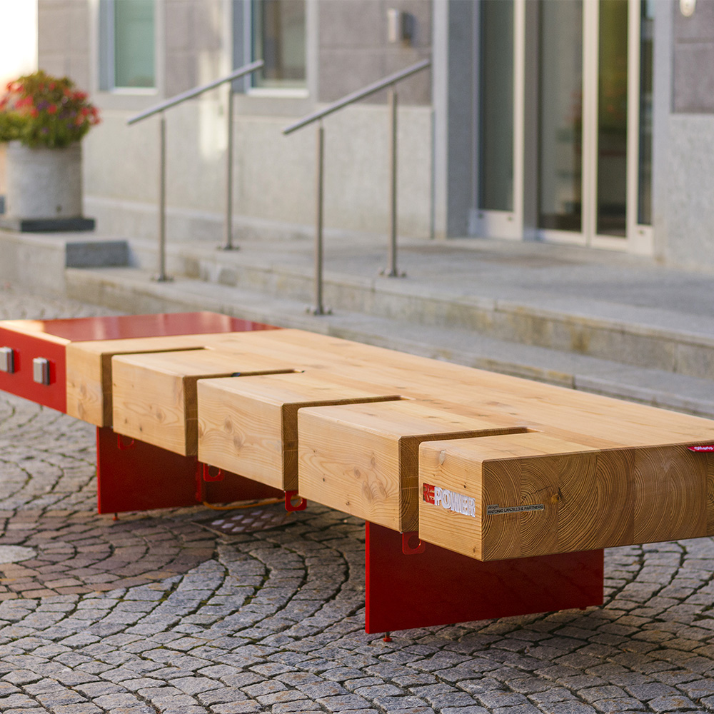 Panchina elettrificata di servizio “E-Lounge”